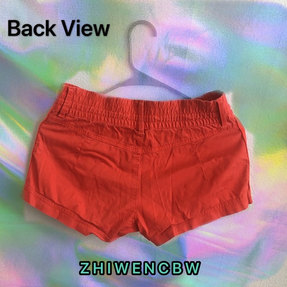 Nike Rétro Red Shorts - Picture 2 of 4